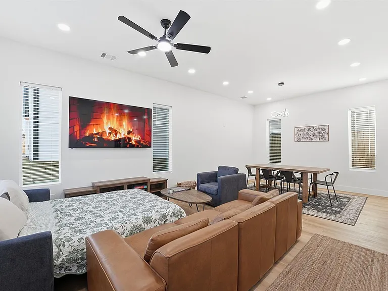 4206 Fox St — Photo 8