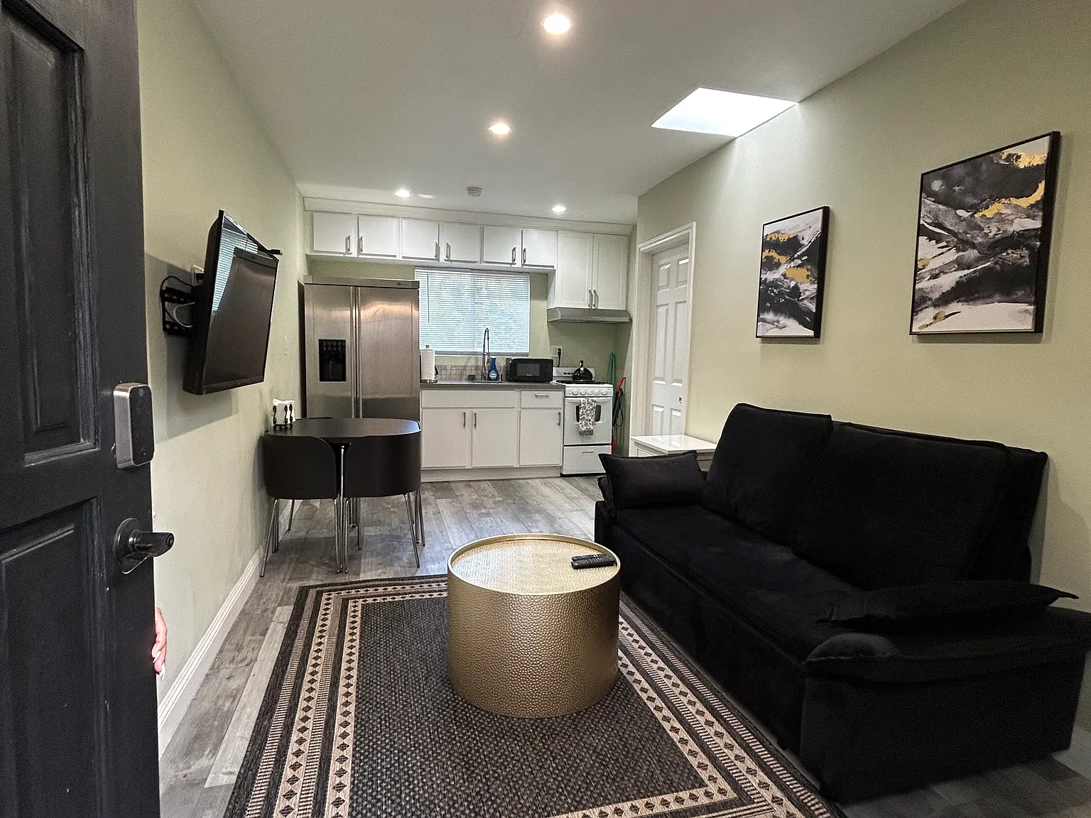 1 bed, 450 sqft, $2,300 — Photo 1