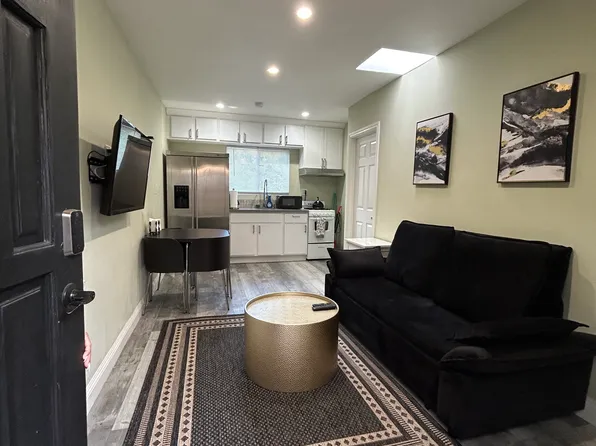 22725 Cavalier St, Woodland Hills, CA 91364