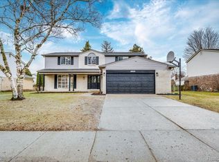 1392 Stonetree Dr, Troy, MI
