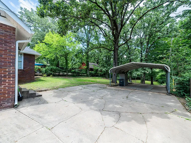 1431 Skyline Dr N — Photo 7