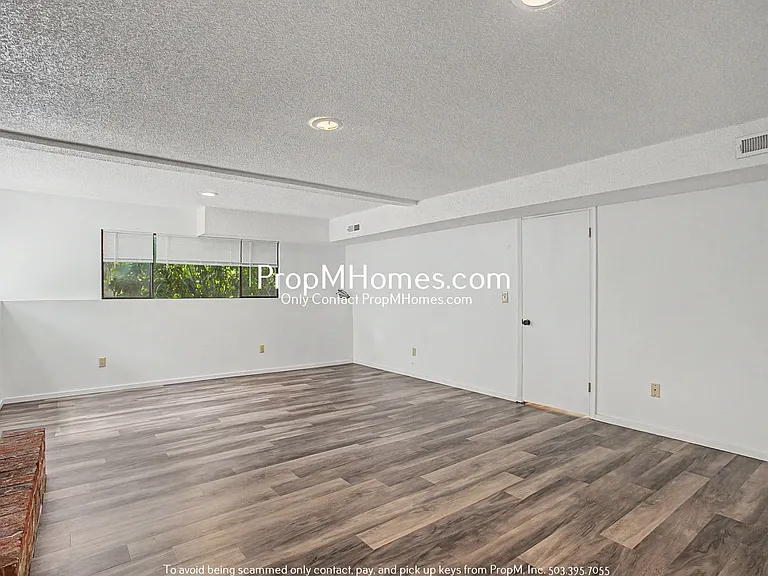 810 SW Spring Ln — Photo 20