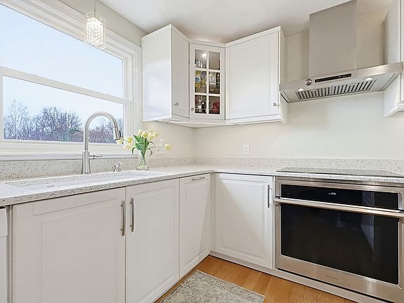 4th image of 655 Allen Ave