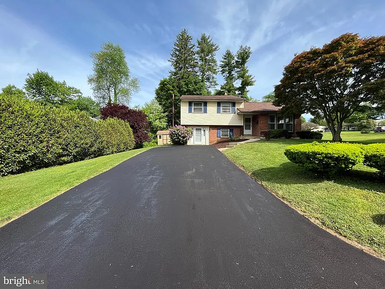 1213 Farmington Ln — Photo 3