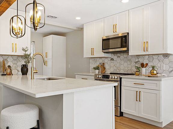 3rd image of 2912 Robindale Ln