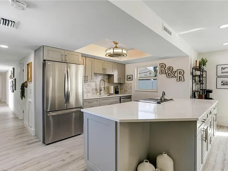 10842 Vanderbilt Dr — Photo 7