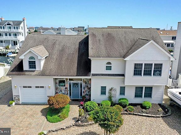 2nd image of 828 Forepeak Dr