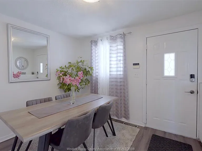 1073 Pierre Ave — Photo 1