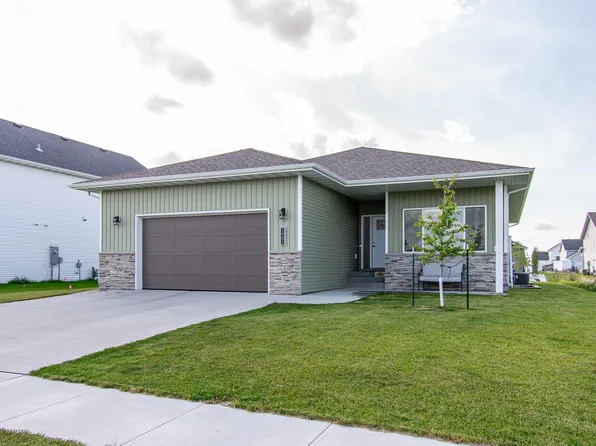 7401 27th St S, Fargo, ND 58104