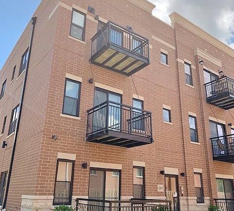 3rd image of 2815 N Natoma Ave #201