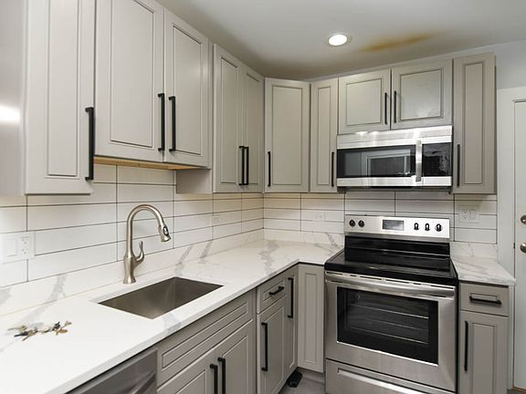 3rd image of 1301 W Estes Ave #W5