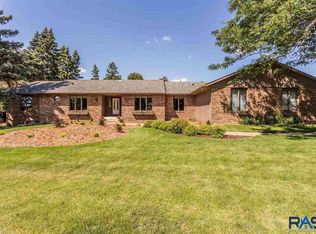 1608 E Edgewood Rd, Sioux Falls, SD 57103