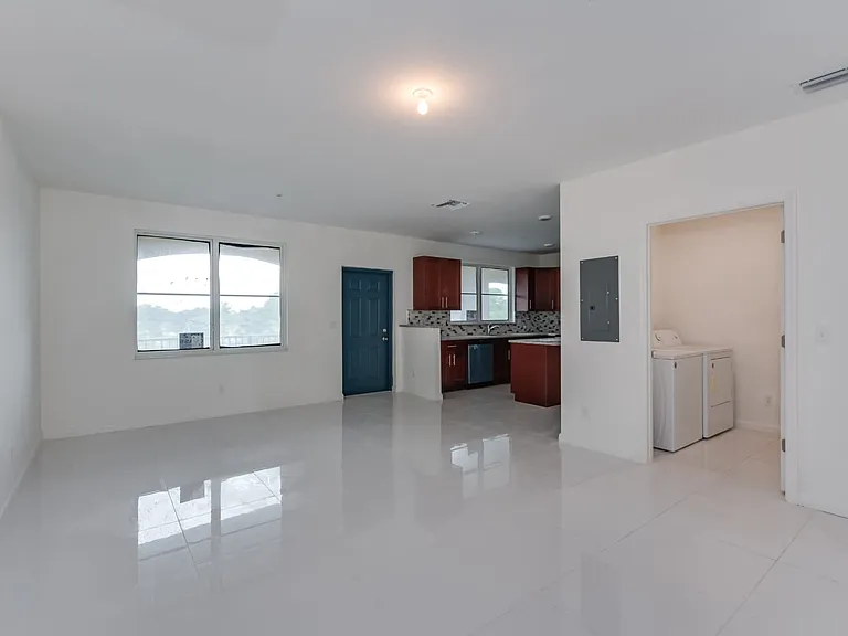 2575 SW 64th Ave #9 — Photo 2