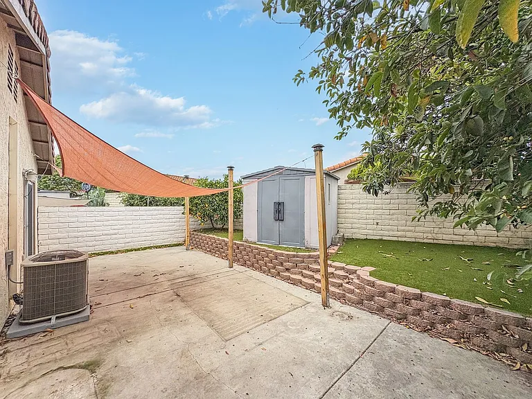 266 Oleander Dr — Photo 2