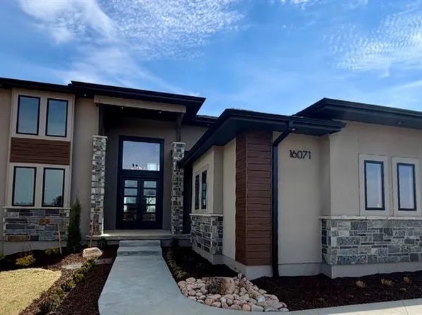 16071 S Twilight Ln, Olathe, KS 66062