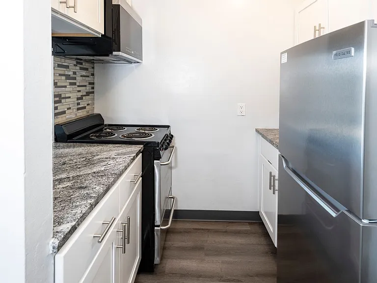 Creswood Apartments- Come home to Convenience! — Photo 6
