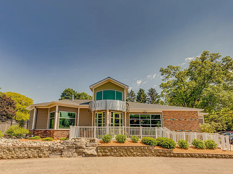 Abbott Pointe Apartments — Photo 21