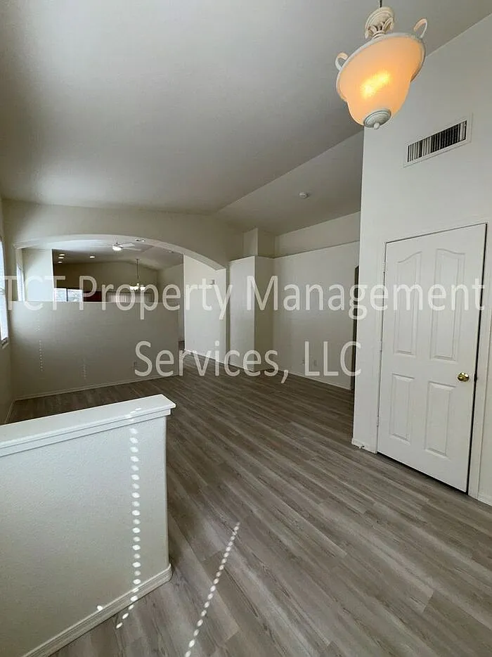 3 bed, 2.0 bath, 1395 sqft, $2,045 — Photo 2