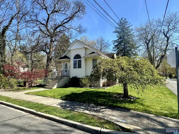 27 Glendale Dr, Hillsdale, NJ 07642