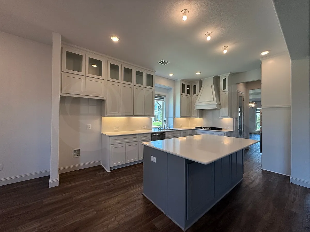 5 bed, 4.0 bath, 4099 sqft, $3,750 — Photo 4