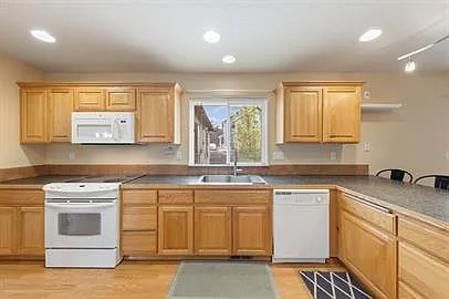 261 Oliver Ct — Photo 4