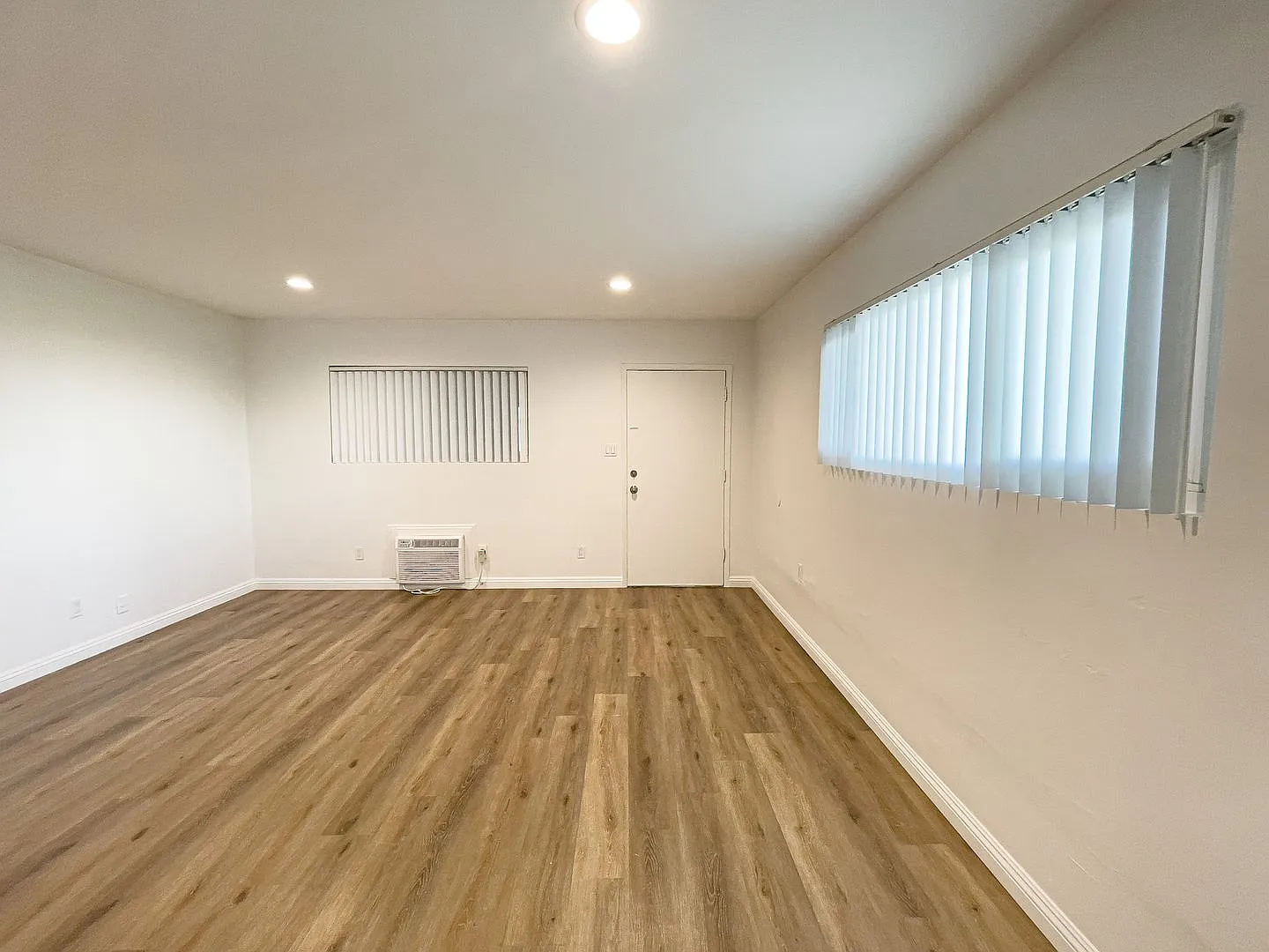 Heart of Arcadia Spacious 2-Bedroom Apartment with Modern Comforts & Prime Location — Photo 4