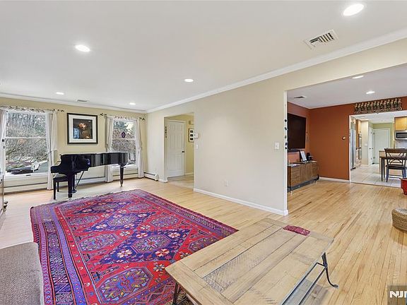 4th image of 45 Hickory Ln