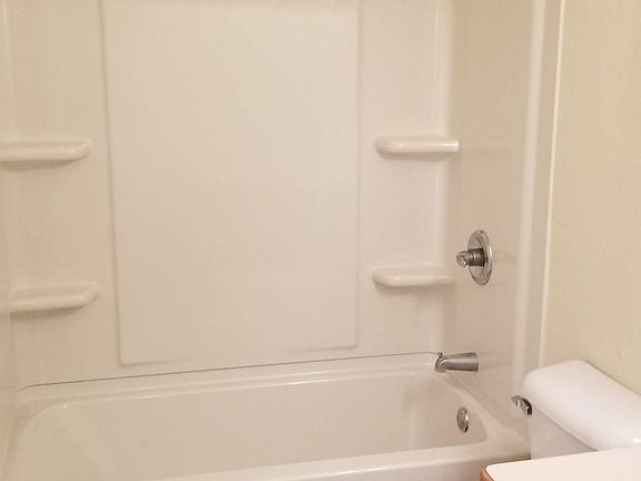 5th image of 914 Creekwood Ln #1