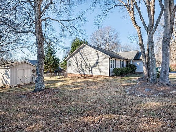 3rd image of 710 Saddle Dr