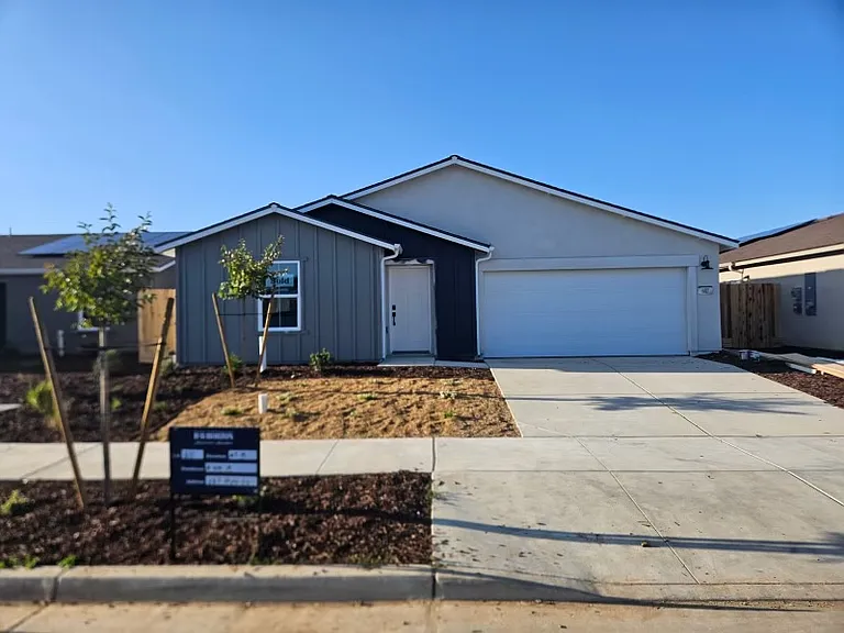 687 Skyler Ln — Photo 2