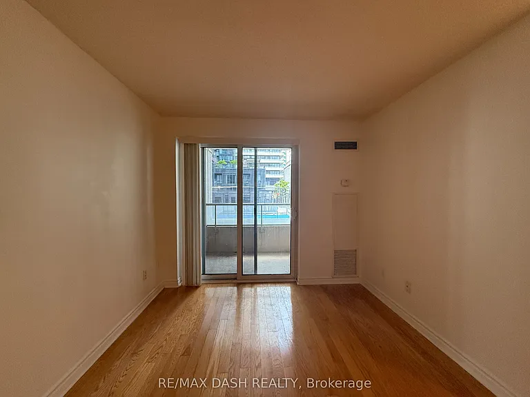 270 Wellington St W #802 — Photo 20