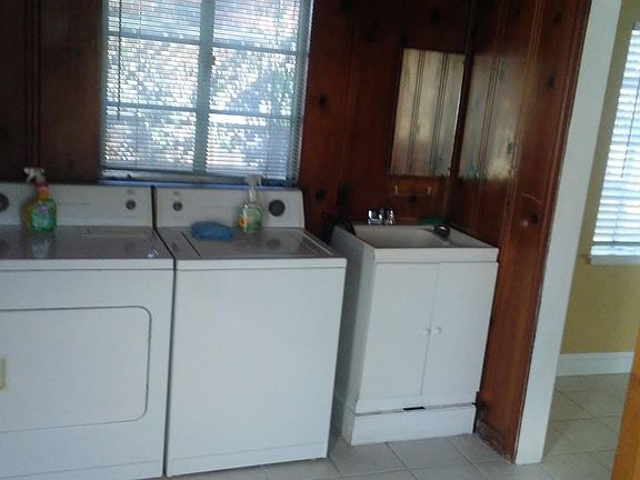 2nd image of 875 W Mariposa Ave