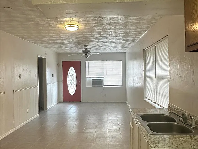 4418 Ludwig Ln — Photo 5
