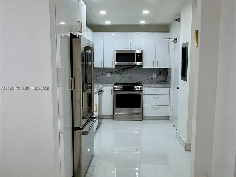 10185 Collins Ave #606 — Photo 7