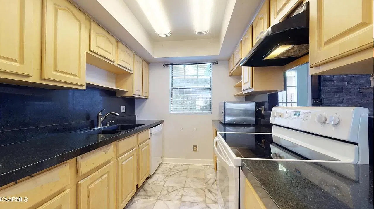 3 bed, 2.5 bath, 1800 sqft, $2,000 — Photo 4