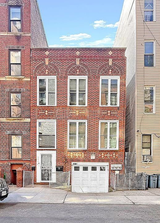 1st image of 994 Willoughby Ave