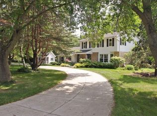 461 Woodhaven Dr, Cedarburg, WI 53012