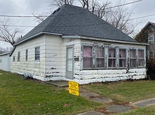 306 W 5th St, Saint Elmo, IL 62458