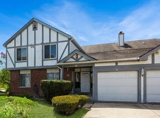 12 Wake Robin Ct APT 101, Woodridge, IL 60517