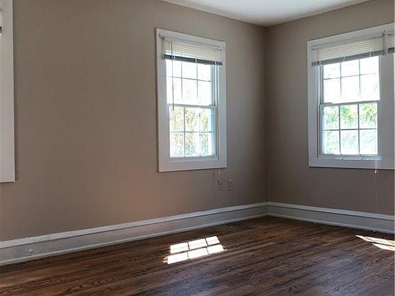 3rd image of 700 E Pembroke Ave APT 2B