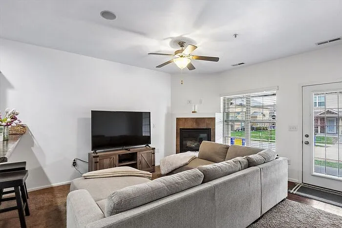 463 Cambria Dr — Photo 3
