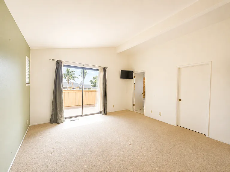 13810 Hutchings Ct — Photo 8