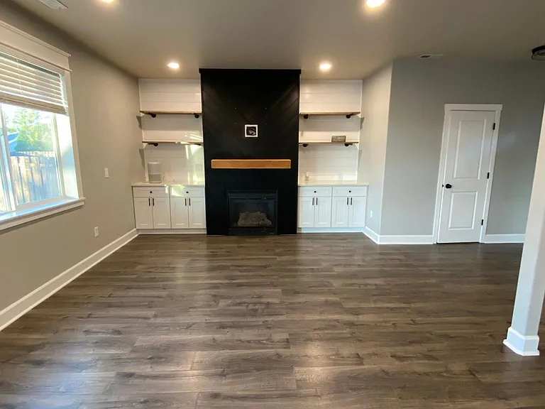 1055 Charlie Ave — Photo 4