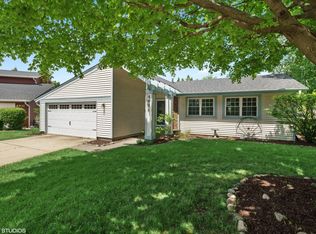 6924 Sun Drop Ave, Woodridge, IL 60517