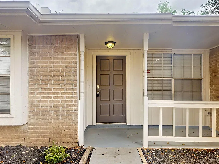 2331 Barrington Place Dr — Photo 2