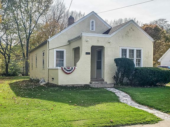 3rd image of 615 Brewster St