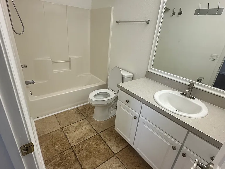 817 Southern Creek Dr — Photo 5
