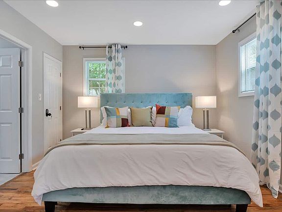 Picture describes the latest furniture equipped when was managed as an AirBnB. The house will be provided WITHOUT furnitures.