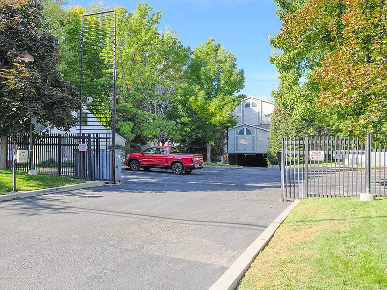 274 E Millpoint Pl — Photo 27