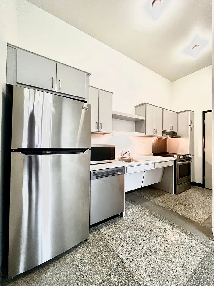 521 W 2nd Street - Leijona — Photo 2